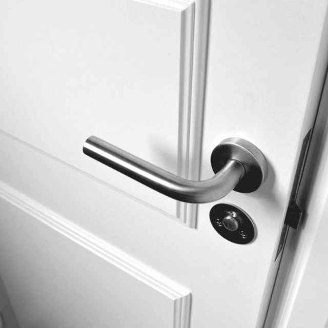 Weiße primierte Tür